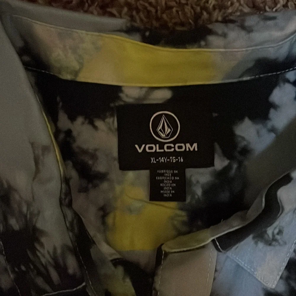 Volcom Button Up - Picture 2 of 4